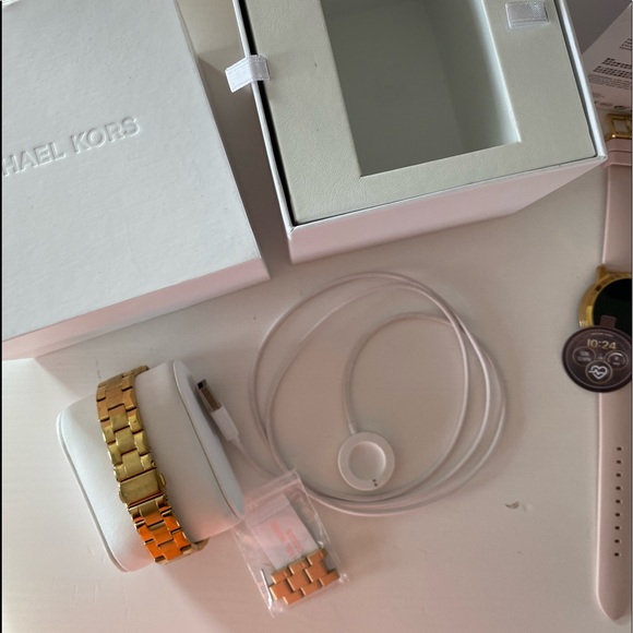 MICHAEL KORS Access Gen 4 Runway Smartwatch (GOLD)
w/ Additional Silicone Band - Picture 6 of 16